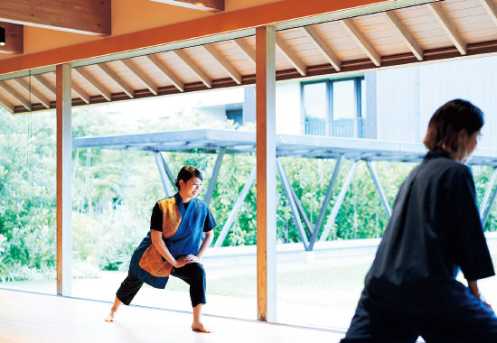 琉球空手の型を取り入れたストレッチ「朝の鍛錬深呼吸」は目覚めの運動に。