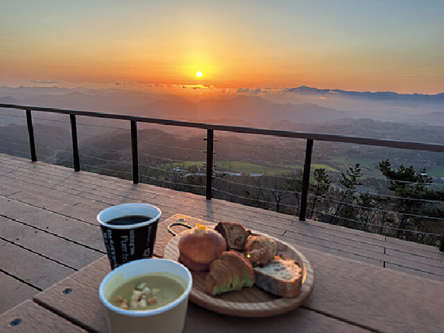 三瓶山山頂で日の出を鑑賞しながら朝食が楽しめるオプション