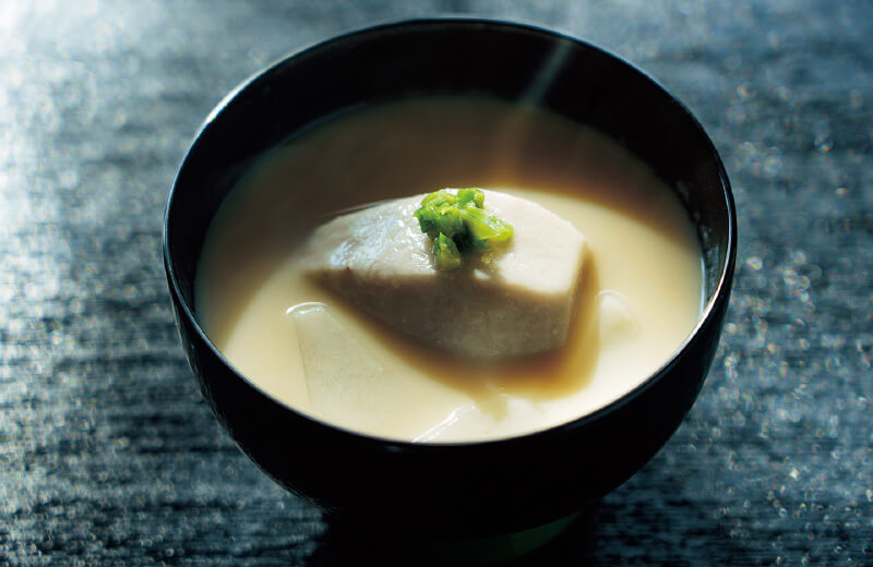 白味噌とフキノトウのお椀。エビイモ、ダイコンと共に。