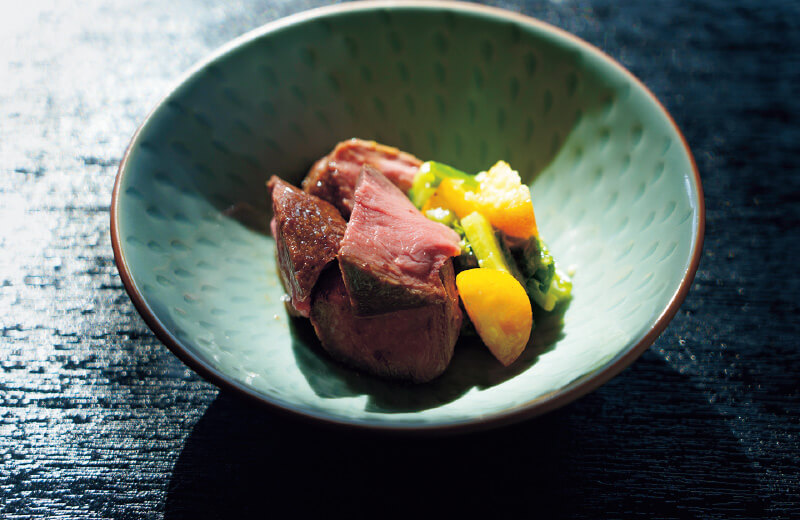 キンカンの辛子麹漬けなどを添えた鹿肉のロースト。