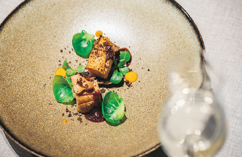 本日のディナーコース「Nice」5,800円のメイン、京丹波赤鶏の低温ロースト。