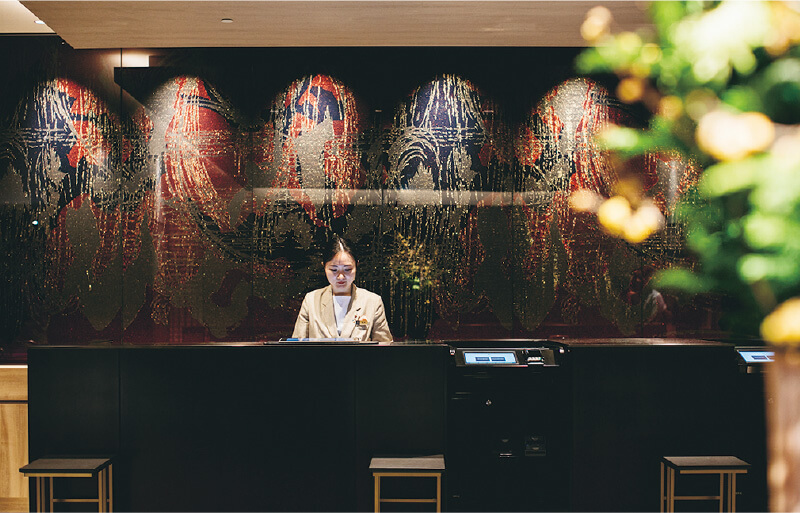 かつてこの場所にあったという蔵の瓦やはりを利用したロビーラウンジ。