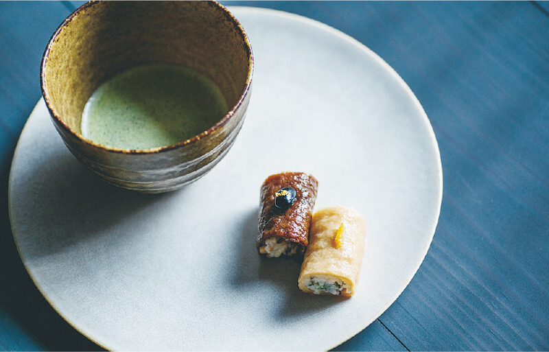 この場所でウエルカムドリンクとして、抹茶とミニいなりや豆乳スムージーパフェを提供(共に15〜18時まで)。